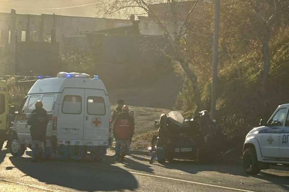 Два человека погибли в столице Камчатки в ДТП с автокраном, срезавшем крышу машины. Фото: Право на руль
