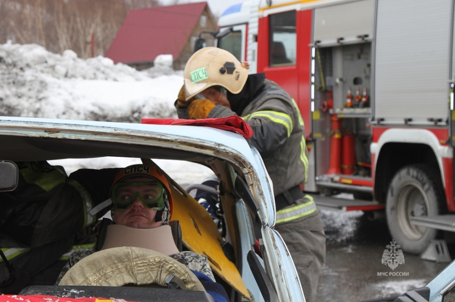 На Камчатке прошли учения по ликвидации последствий ДТП. Фото: МЧС РФ по Камчатскому краю  . Фотография 3