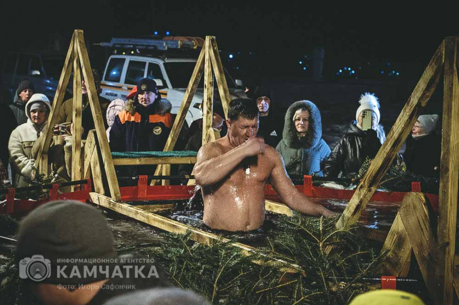 Крещенские купания в Петропавловске-Камчатском: испытание ледяной купелью. Фото: ИА «Камчатка». Фотография 10