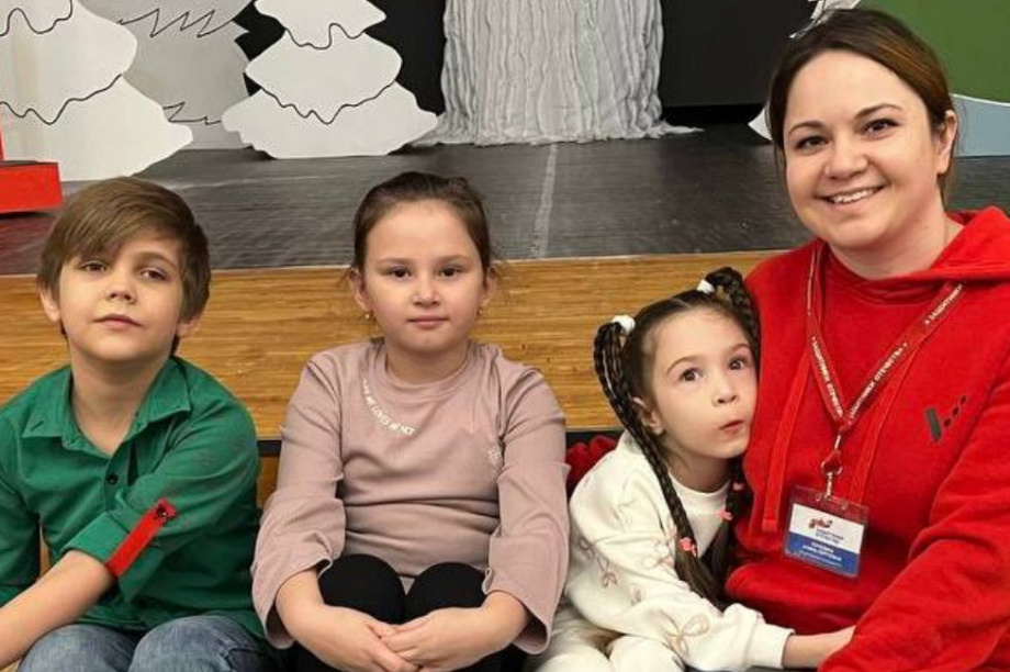 В Вилючинске семьи военнослужащих, участвующих в СВО, побывали на мюзикле «Волк и семеро козлят». Фото: фонд Защитники Отечества (Камчатка). Фотография 6