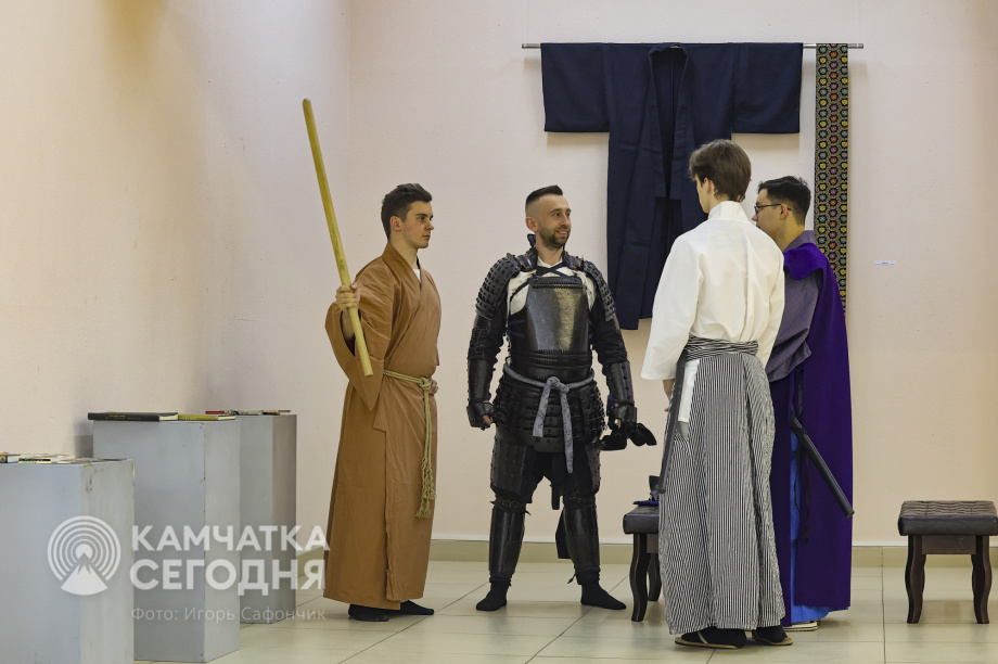 В Камчатском художественном музее открылась выставка о Японии. Фото: «Камчатка Сегодня»/Игорь Сафончик. Фотография 5