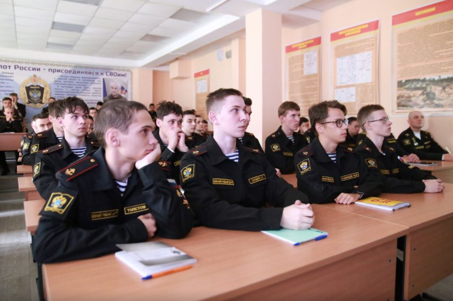 Эксперт  Игорь Кимаковский провел встречу со студентами Камчатки. Фото: Заксобрание Камчатского края. Фотография 4