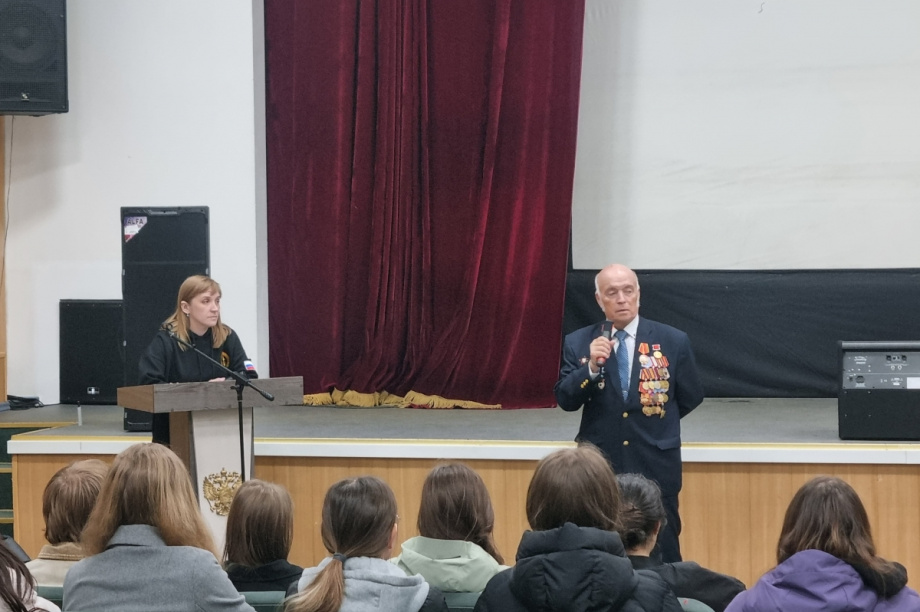 Для камчатских школьников организовали экскурсию в воинскую часть. Фото: Городская Дума. Фотография 1
