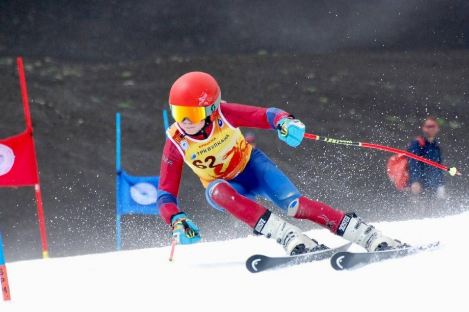11 золотых медалей завоевали камчатские горнолыжники. Фото: t.me/minsportkam41. Фотография 1