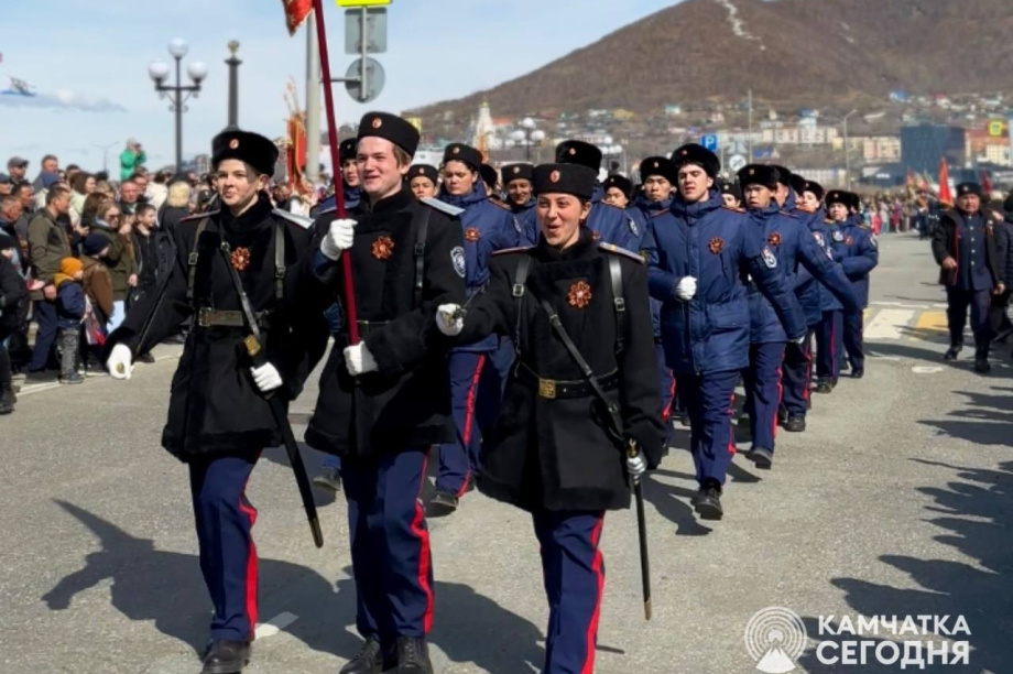 Отметить День Победы в центр Петропавловска-Камчатского пришли тысячи горожан. . Фотография 7