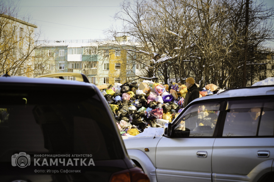 Коммунальные службы Камчатки продолжают бороться со снежными завалами (фоторепортаж). . Фотография 6