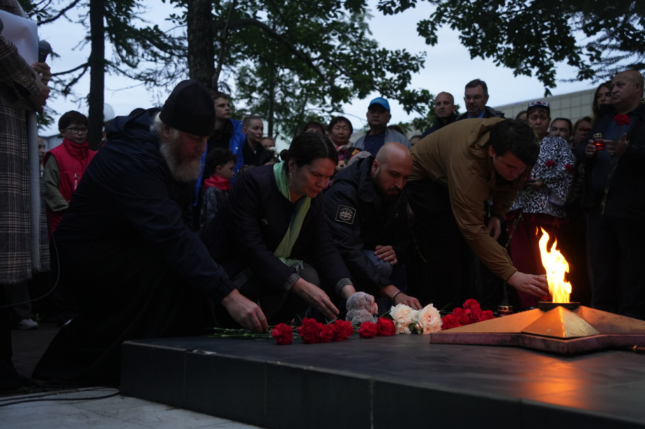 На Камчатке прошла акция-реквием в память о детях Донбасса. . Фотография 6