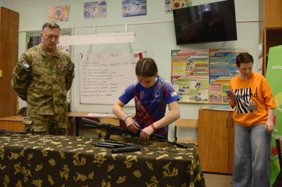 Для камчатских школьников ветераны СВО провели военно-спортивные испытания. kamgov.ru. Фотография 3