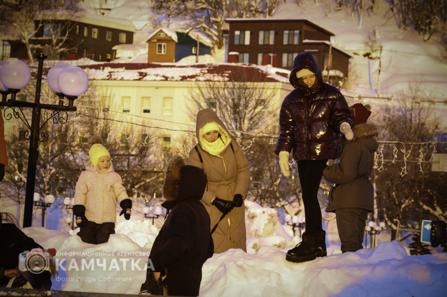 В Петропавловске-Камчатском продолжаются новогодние развлечения (фоторепортаж). Фото: «Камчатка Сегодня» \ Игорь Сафончик. Фотография 60