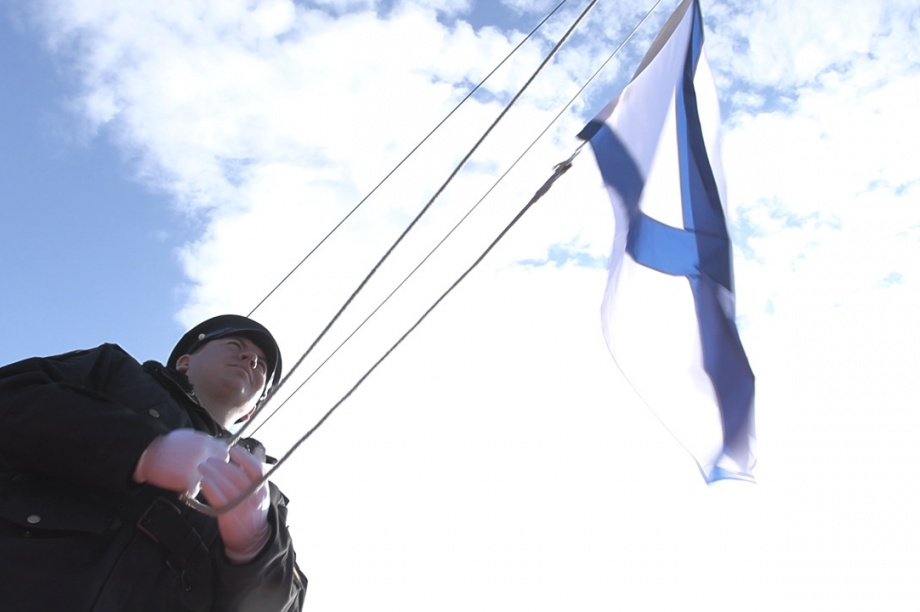 Над новым кораблём Тихоокеанского флота подняли Андреевский флаг. Фото: Алексей Кузьмин / ИА «Камчатка». Фотография 4