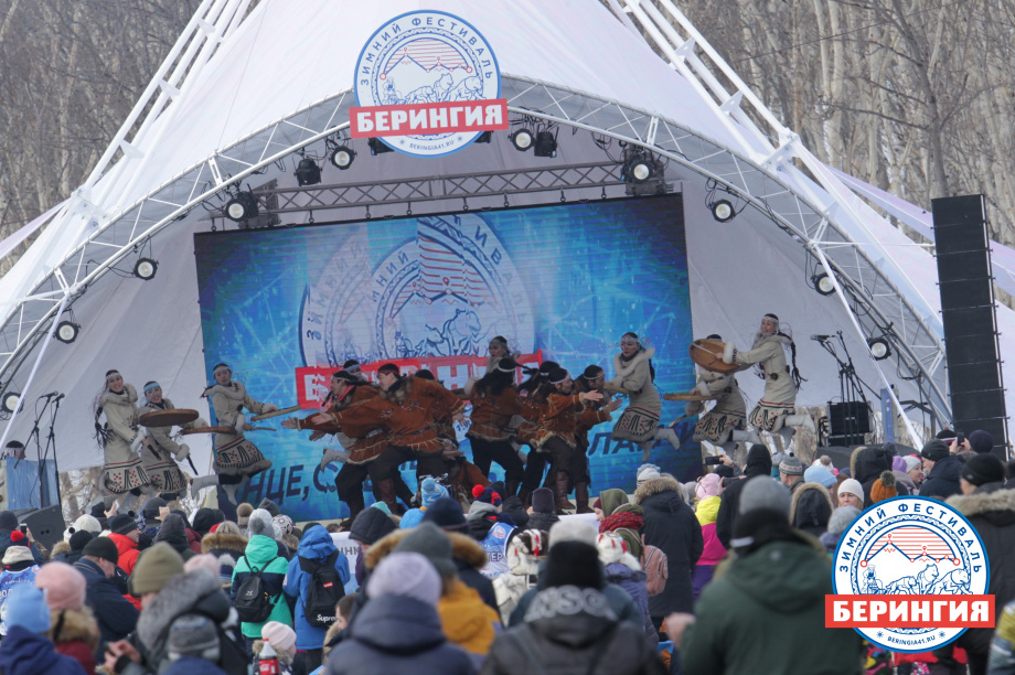 На открытии зимнего фестиваля «Берингия-2021» выступают творческие коллективы Камчатки. Фото: Виктор Гуменюк. Фотография 2