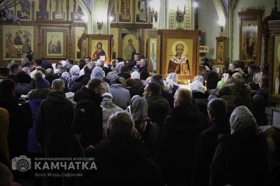 Рождественская служба в соборе Святой Троицы на Камчатке (фоторепортаж). Фото: «Камчатка Сегодня» \ Игорь Сафончик. Фотография 80