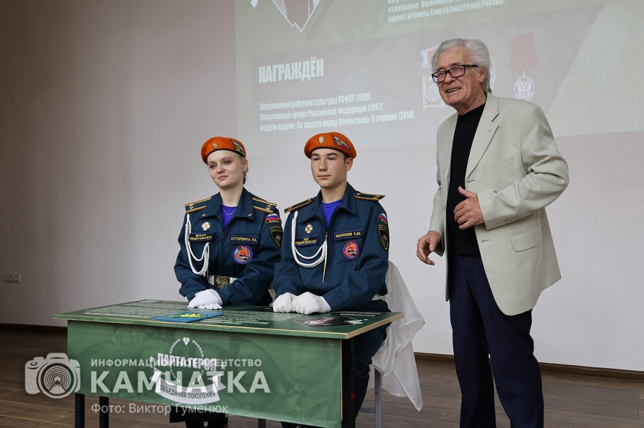 «Парту Героя» открыли сегодня в школе Петропавловска. фото: Виктор Гуменюк. Фотография 26