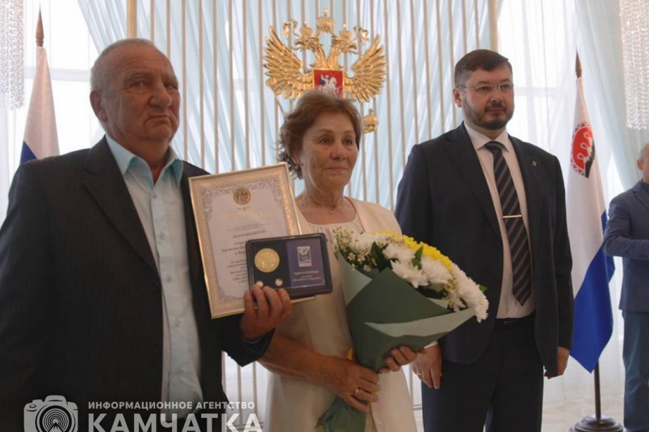 В ЗАГСе на Камчатке прошло чествование 70 супружеских пар. Фоторепортаж. фото: ИА "Камчатка". Фотография 9