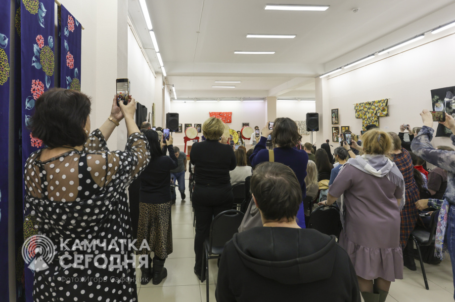 В Камчатском художественном музее открылась выставка о Японии. Фото: «Камчатка Сегодня»/Игорь Сафончик. Фотография 24