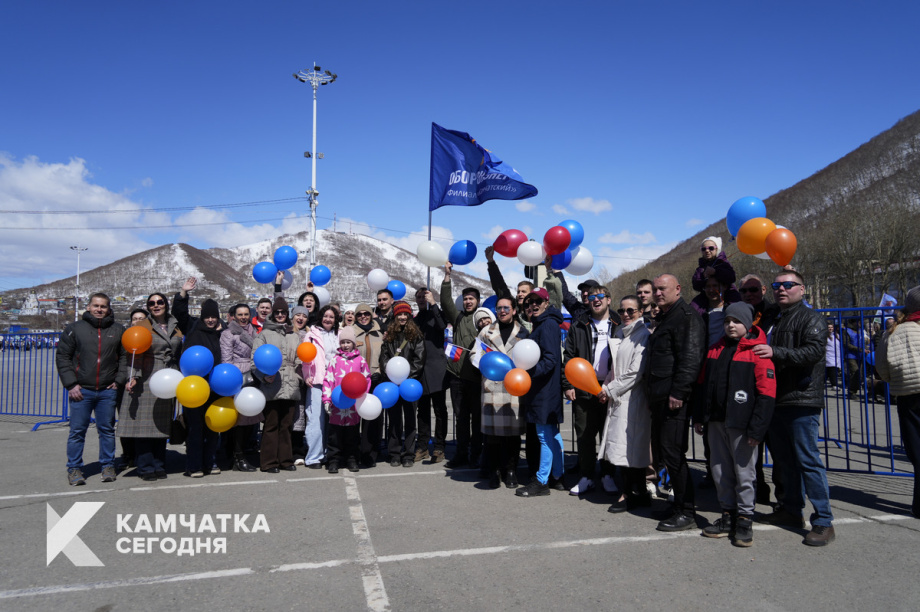 Тысячи камчатцев вышли на первомайское шествие на площади Ленина (фоторепортаж). Фото: ИА «Камчатка». Фотография 30