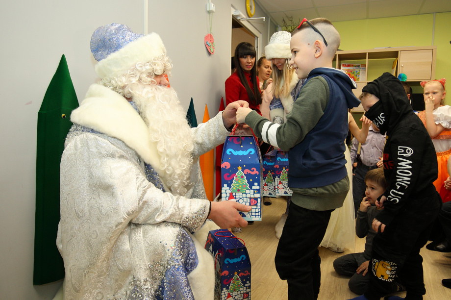 Детям на Камчатке привезли подарки ноябрьского Деда Мороза. Фото: ООО «Газпром добыча Ноябрьск» . Фотография 1