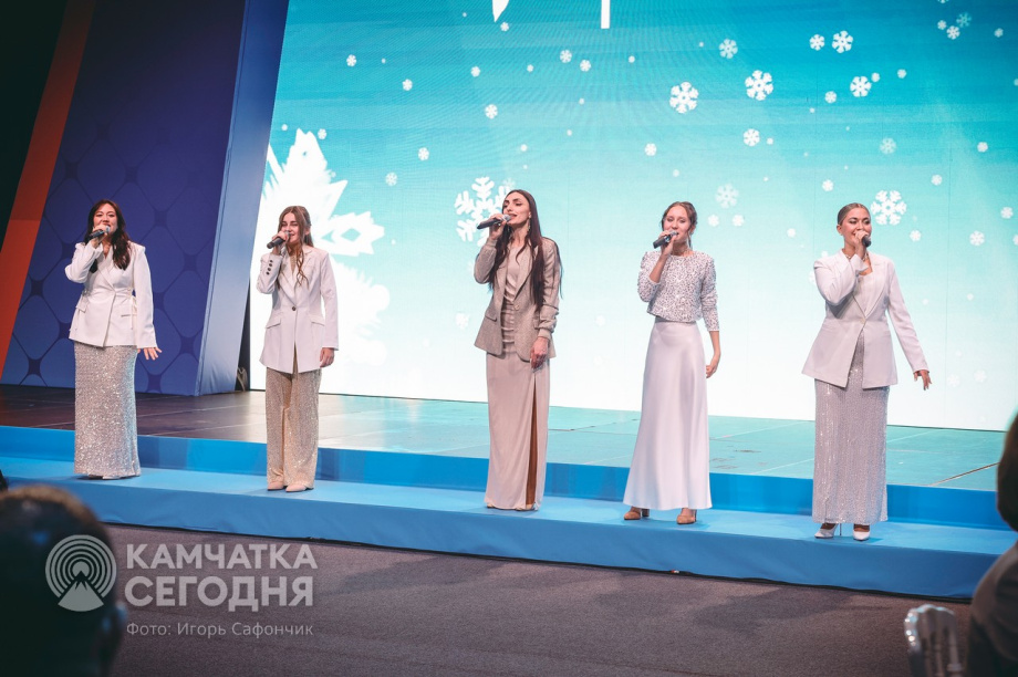 Владимир Солодов вручил награды героям, чемпионам и многодетным семьям Камчатки. . Фотография 18