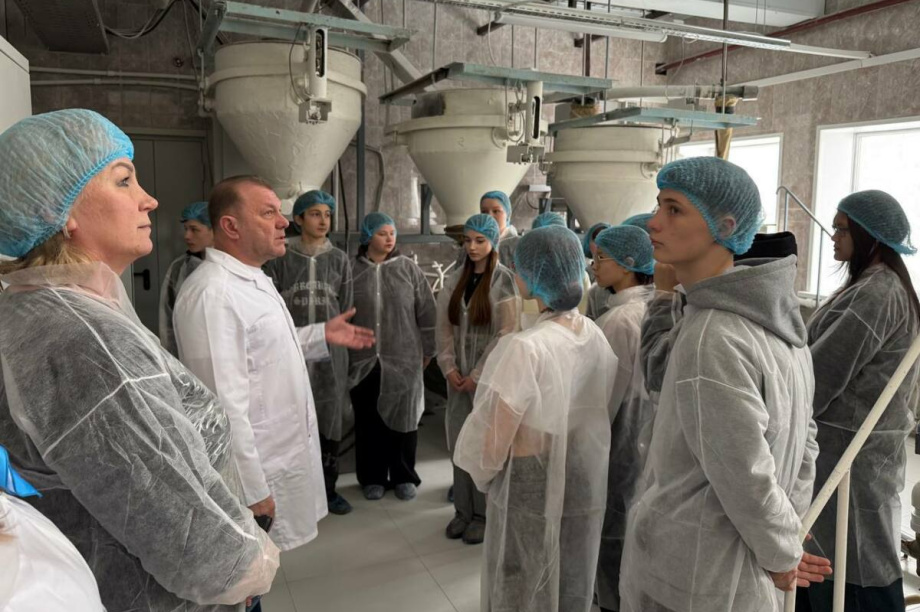 Больше двух тысяч школьников и студентов Камчатки узнают о местных заводах. . Фотография 2