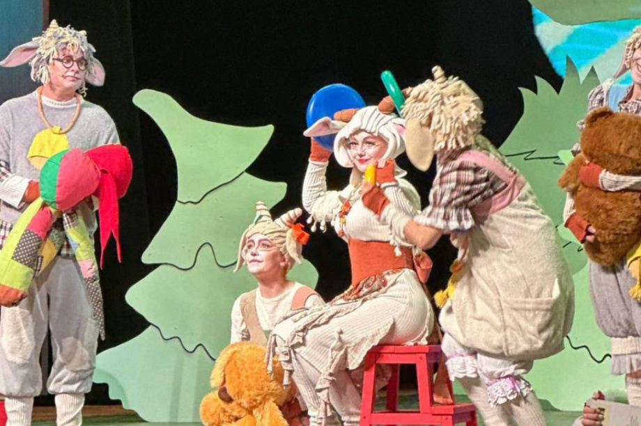 В Вилючинске семьи военнослужащих, участвующих в СВО, побывали на мюзикле «Волк и семеро козлят». Фото: фонд Защитники Отечества (Камчатка). Фотография 1