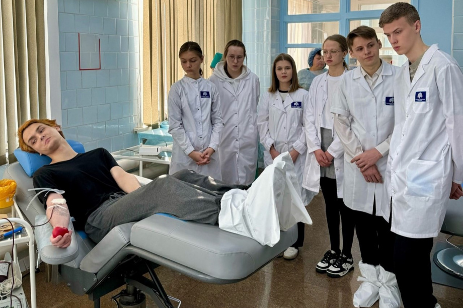 Камчатцы посетили станцию переливания крови в преддверии Национального дня донора. Фото: ПКГО. Фотография 5