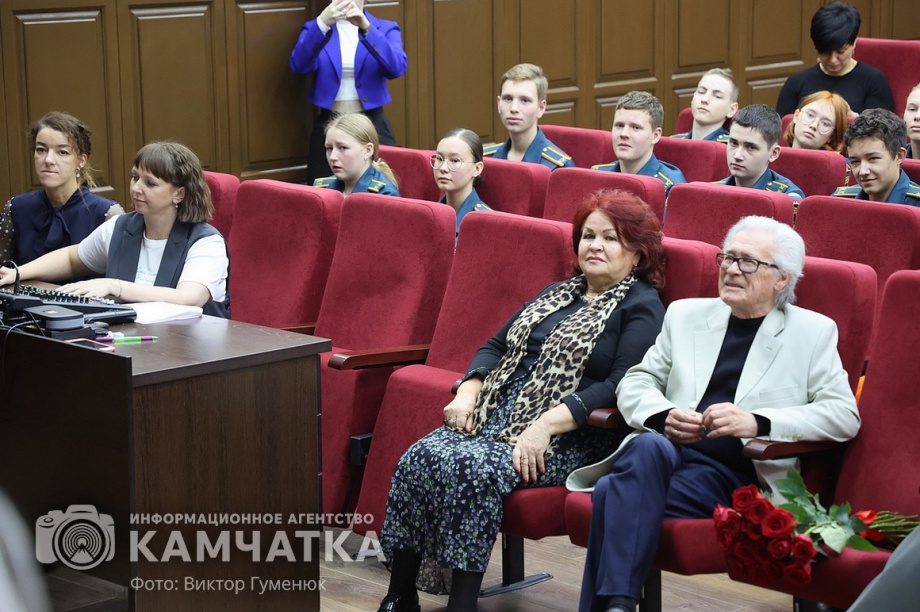 «Парту Героя» открыли сегодня в школе Петропавловска. фото: Виктор Гуменюк. Фотография 12