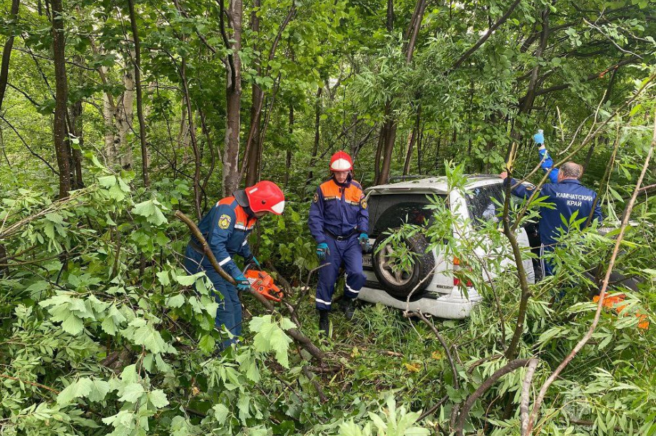 Огнеборцы и спасатели помогли на Камчатке водителю и пассажиру, попавшим в ДТП. фото: МЧС по Камчатскому краю