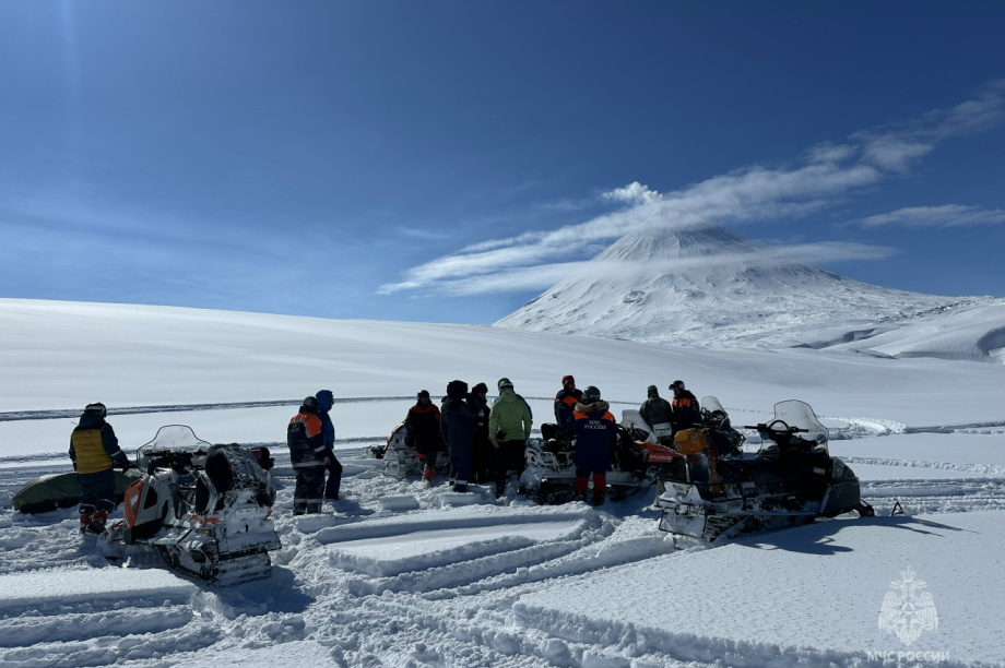Спасатели МЧС водрузили флаг на вершине Ключевской Сопки на Камчатке. Фото: ГУ МЧС России по Камчатскому краю. Фотография 12