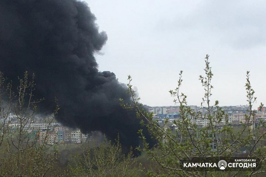 В Петропавловске горит строящееся здание школы № 33. Фото: информационное агентство "Камчатка", WhatsApp. Фотография 3