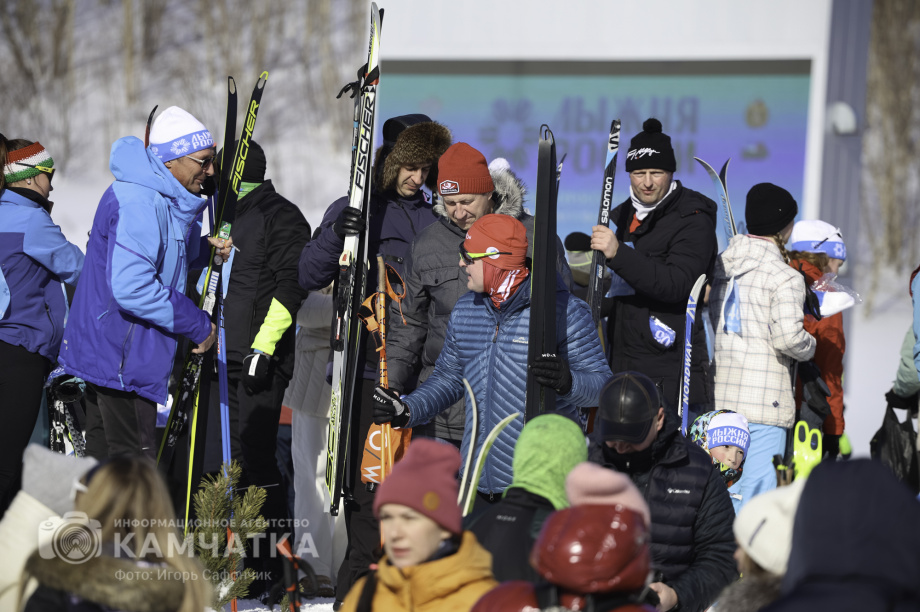 Лыжня России 2026 на Камчатке: полторы тысячи участников объединились на старте. Фото: «Камчатка Сегодня» \ Игорь Сафончик. Фотография 84
