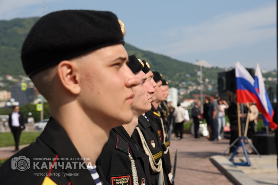 Триколор на главной площади Петропавловска-Камчатского - главный герой и триумфатор  . Фото: ИА «Камчатка» \ Виктор Гуменюк. Фотография 56