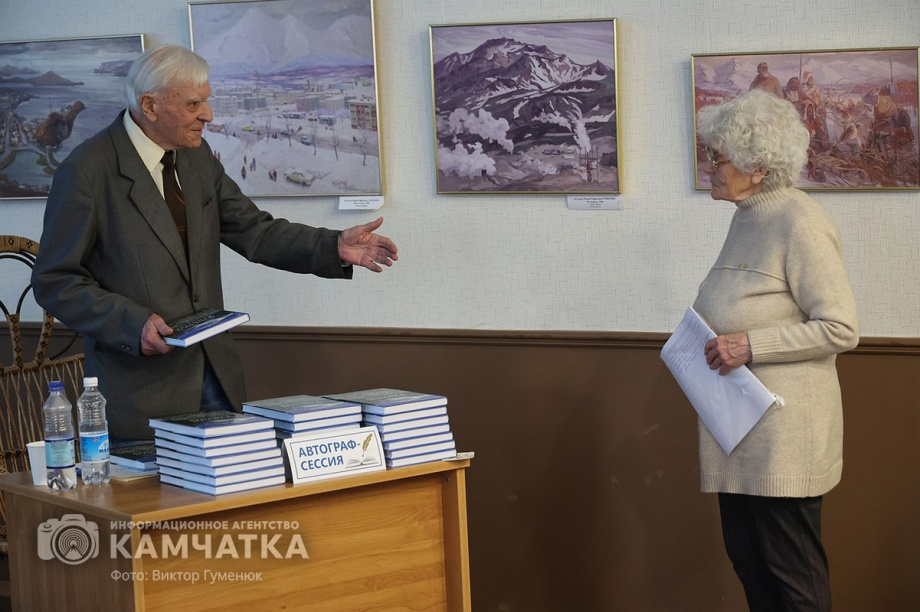 Камчатский журналист и писатель Михаил Жилин представил новую книгу. Фото: ИА «Камчатка» \ Виктор Гуменюк. Фотография 31