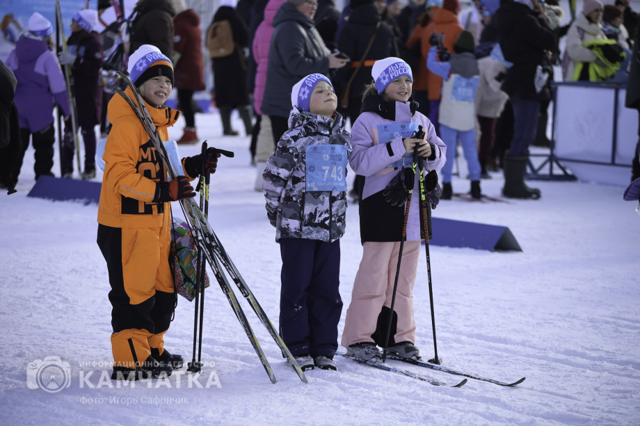 Лыжня России 2026 на Камчатке: полторы тысячи участников объединились на старте. Фото: «Камчатка Сегодня» \ Игорь Сафончик. Фотография 57