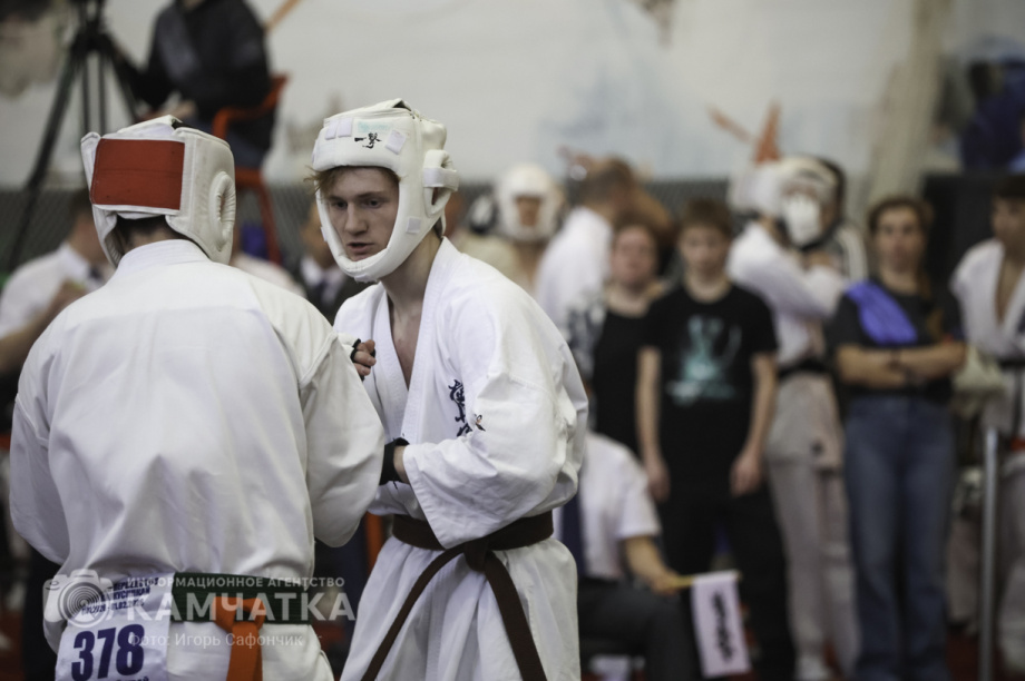 На Камчатке состоялся Чемпионат и первенство ДФО по каратэ-киокусинкай (фоторепортаж). Фото: «Камчатка Сегодня» \ Игорь Сафончик. Фотография 97