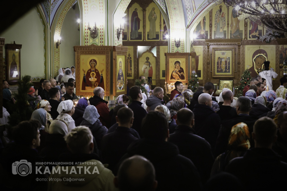 Рождественская служба в соборе Святой Троицы на Камчатке (фоторепортаж). Фото: «Камчатка Сегодня» \ Игорь Сафончик. Фотография 89