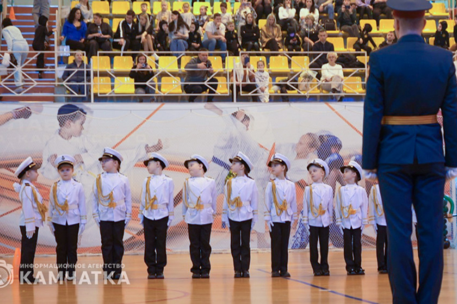 Маленькие герои большого праздника — дошколята Камчатки показали мастерство на конкурсе строя и песни. Фото: Управление образования ПКГО / Екатерина Мазур. Фотография 2