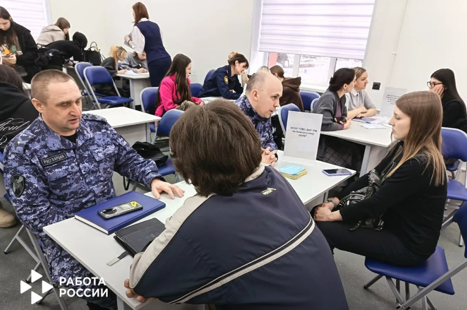 Будущие юристы Камчатки узнали о вакансиях на ярмарке от КЦ «Работа России». Фото: КЦ «Работа России». Фотография 3
