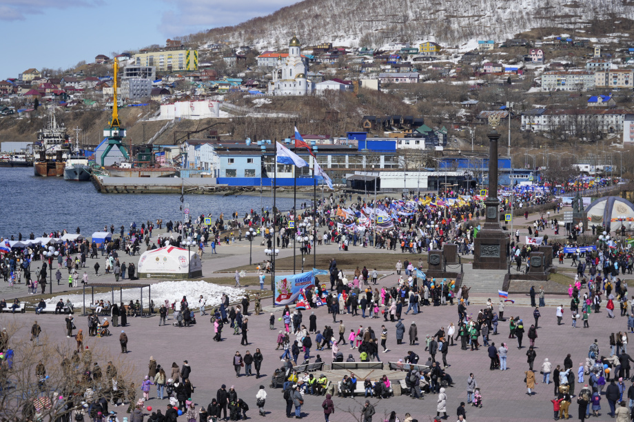 Тысячи камчатцев вышли на первомайское шествие на площади Ленина (фоторепортаж). . Фотография 33