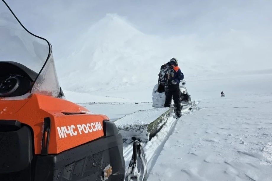 Спасатели МЧС водрузили флаг на вершине Ключевской Сопки на Камчатке. Фото: ГУ МЧС России по Камчатскому краю. Фотография 3