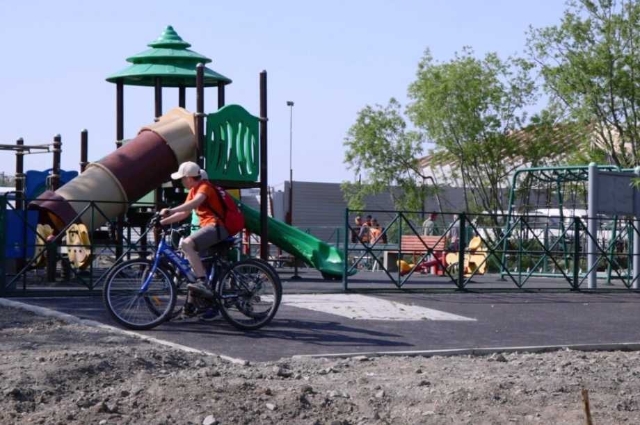 Беляев оценил работу по благоустройству детской площадки. 