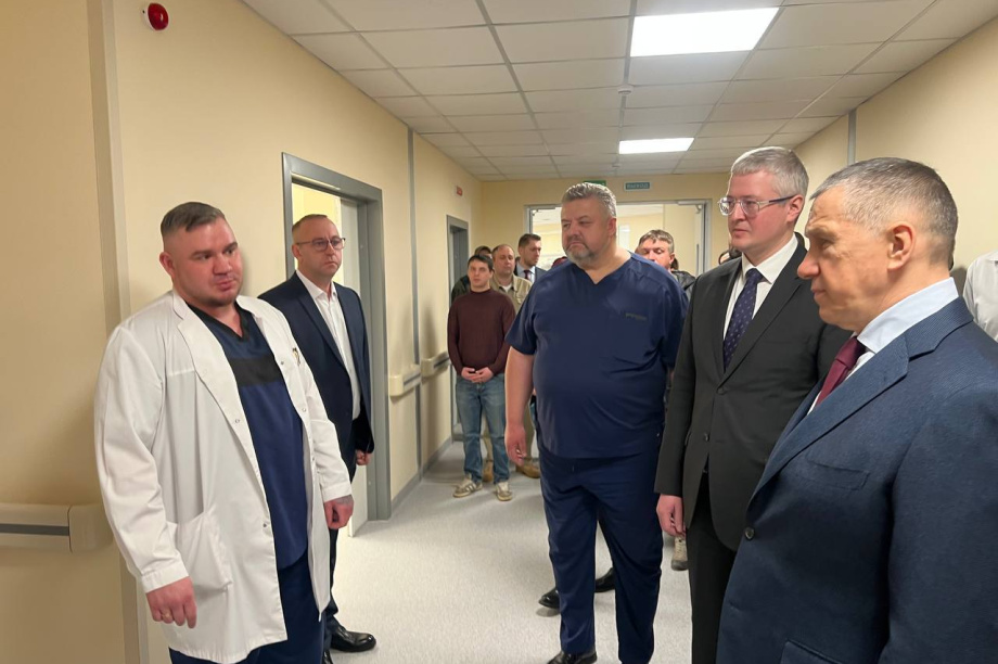 Полпред ДФО и глава Камчатки пообщались с медиками новой краевой больницы. Фото: kamgov.ru