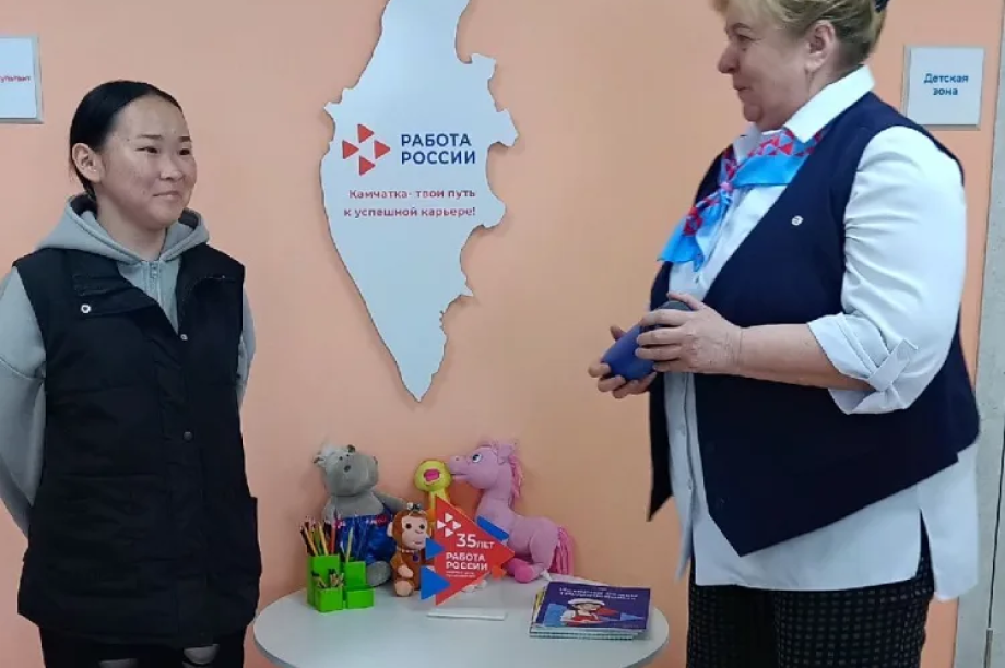 Девочка из села Тиличики второй год работает оленьем табуне . Фото: Кадровый Центр. Фотография 3