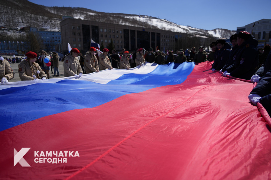Тысячи камчатцев вышли на первомайское шествие на площади Ленина (фоторепортаж). Фото: ИА «Камчатка». Фотография 17