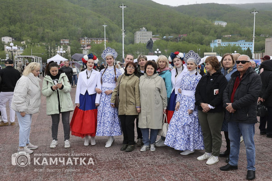День России отметили на Камчатке многонационально, с митингом, концертом и детскими забавами. . Фотография 5