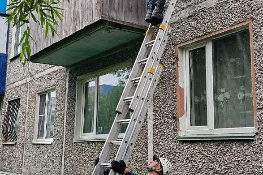 Камчатские спасатели помогли перепуганным родителям попасть в квартиру. Фото: t.me/mchskam41. Фотография 3