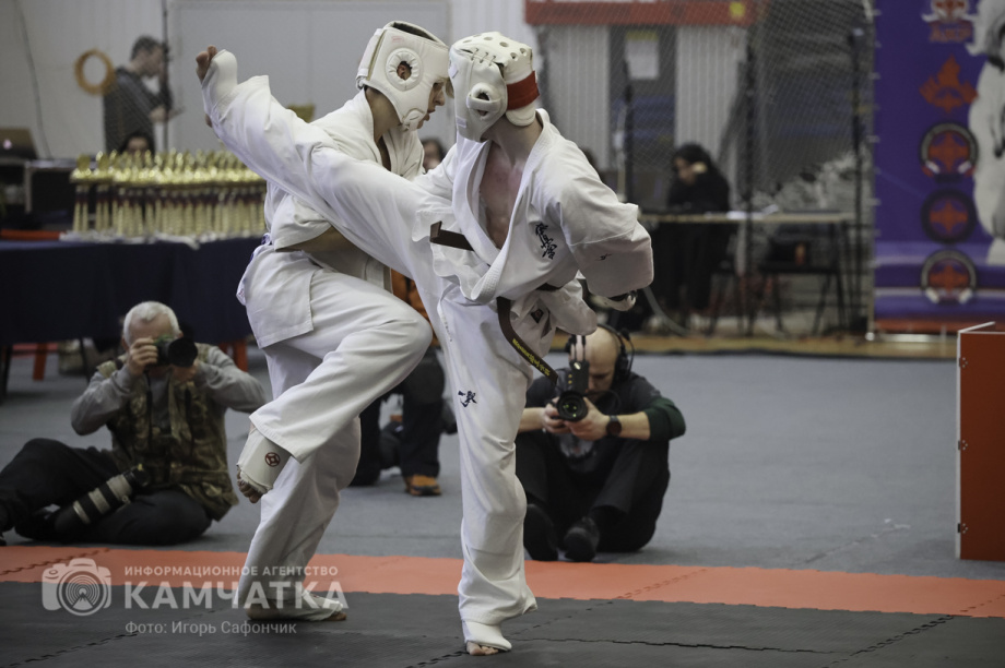 На Камчатке состоялся Чемпионат и первенство ДФО по каратэ-киокусинкай (фоторепортаж). Фото: «Камчатка Сегодня» \ Игорь Сафончик. Фотография 35
